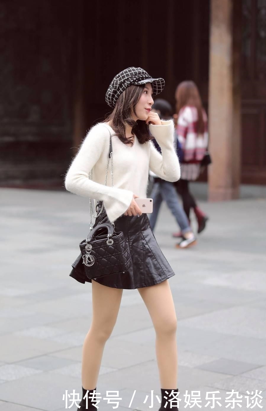 【气质】小姐姐穿高腰吊带T恤秀小蛮腰,性感力满满,这身材真是给力