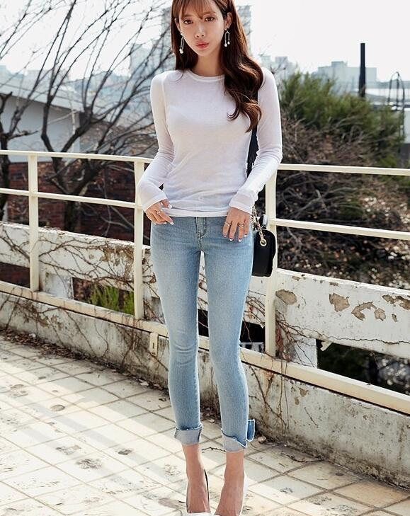 时尚写真，甜美风格的牛仔裤美女，秀出傲人曲线，回头率十足！