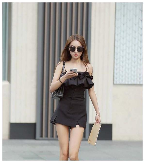 街拍美女：身材超好的漂亮小姐姐，黑色连衣裙勾勒出完美的身材，