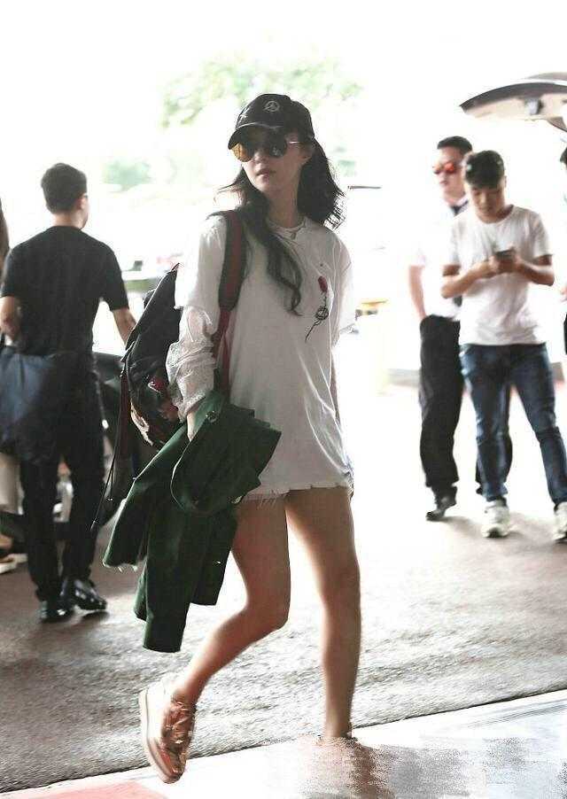 范冰冰太狠了! 穿的是长衣没能遮住下面 网友: 这样的尺寸太放肆