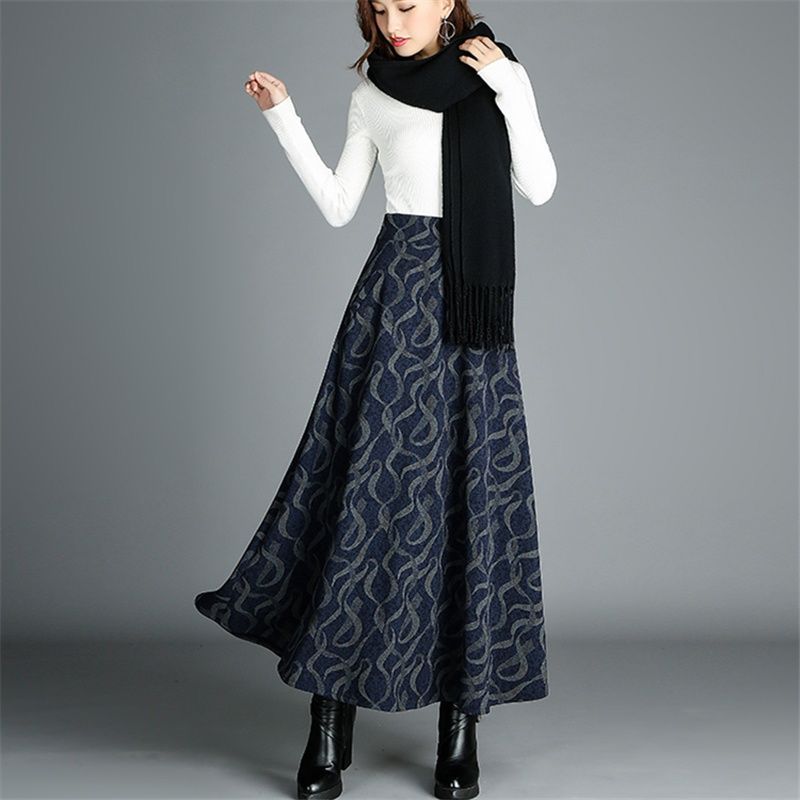 这才适合三四十岁女人的打扮，精致秋裙+短靴，美得猝不及防