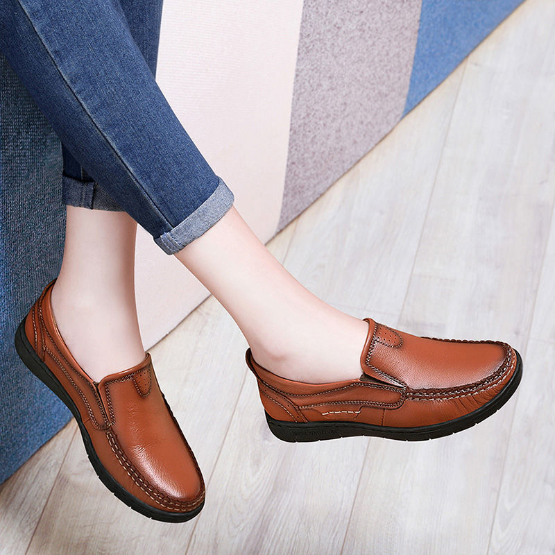 40岁女人少穿高跟鞋，穿潮流平底鞋透气不累脚，洋气有范显腿瘦