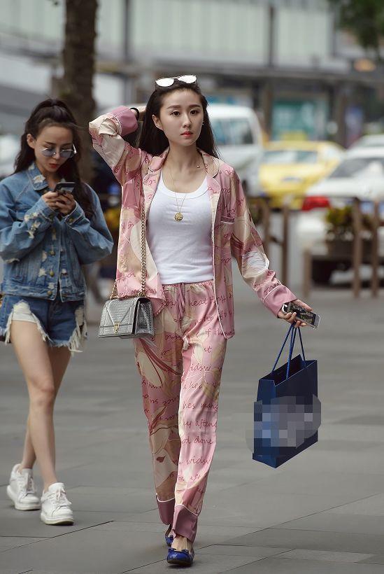 街拍:美女们穿“睡衣”上街,标准的身材,让人啧啧称赞!