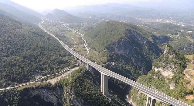 湖北建的这座世界级大桥，总投资1亿，4根地桩深达45米！