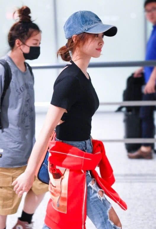 蔡依林身穿紧身皮裤现身，网友:30度高温，你当真不热?