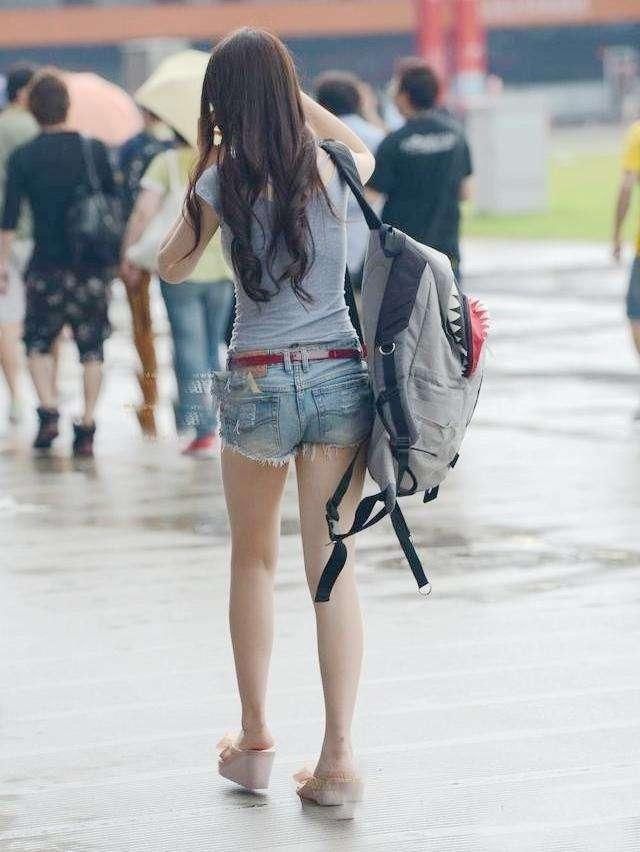 街拍:清凉可爱的装扮，除了美美的小裙子，牛仔短裤也很显身材!
