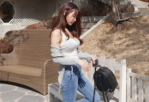 街拍:凹凸紧致的牛仔裤美女,增添个性魅力,展现曼妙身姿!