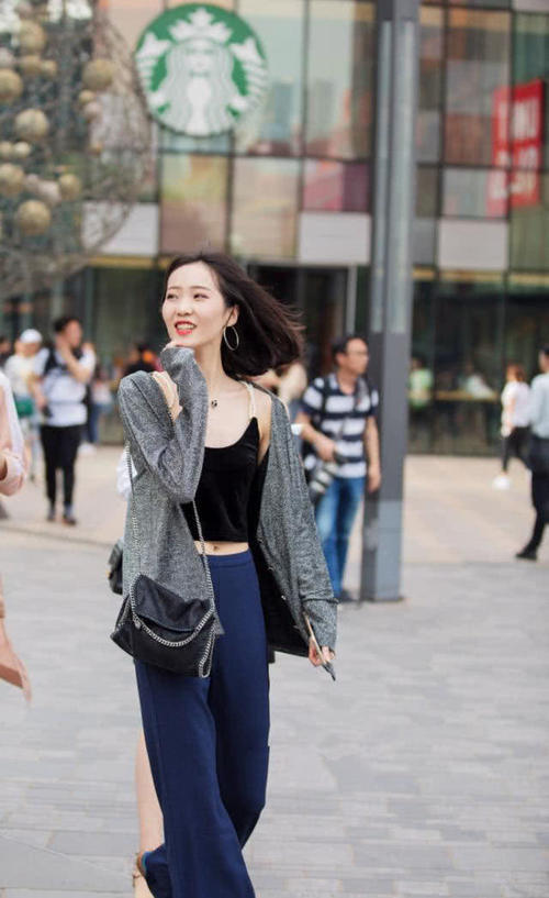 街拍：图2小姐姐身穿清凉的“吊带”，展现不一样的风情！