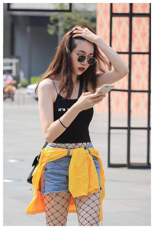 街拍：美艳姑娘清凉出行，秀“奶白”长腿，别有一番韵味！