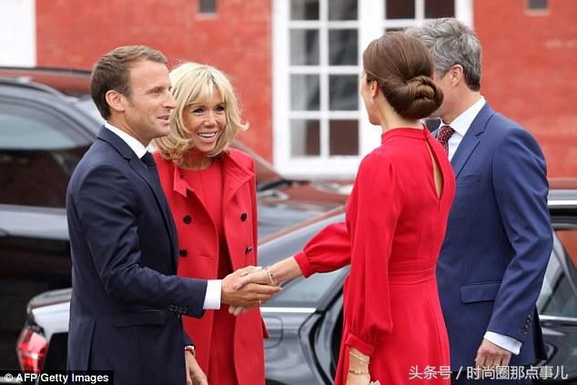 丹麦王储妃与法国第一夫人同框，都穿大红色，网友:年轻真好