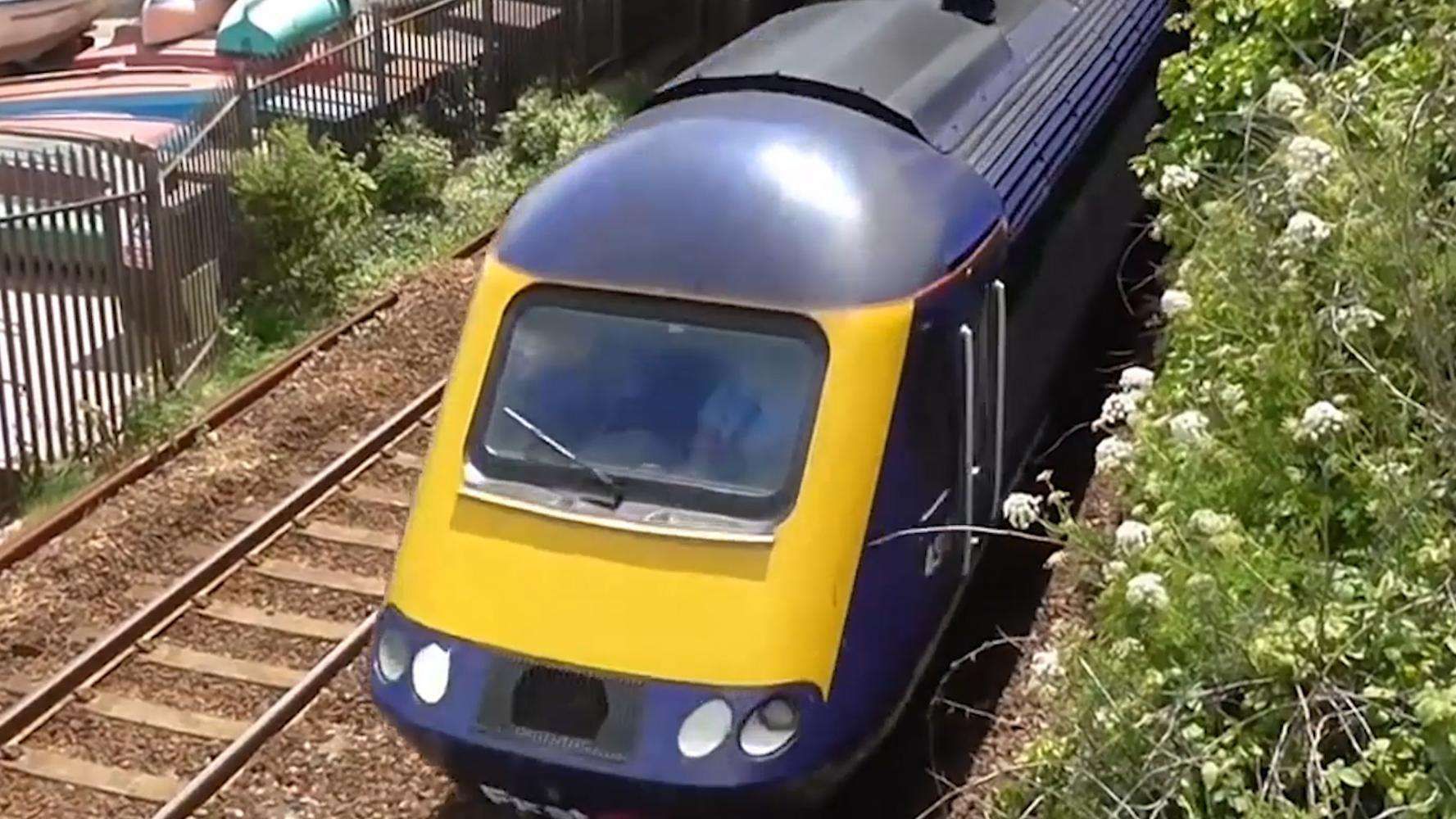 世上最惊险的火车，一边是悬崖，一边是大海，火车从海水中穿过