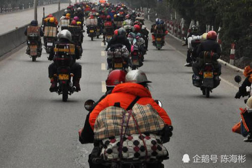 摩托车@农民工返乡过年，有火车不坐，为何要骑摩托车？答案来了