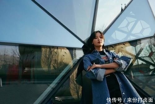 [ 奢侈]大胆穿52600报纸吊带裙显超模身材，心疼蓝盈莹，辛芷蕾发福更“奢侈”