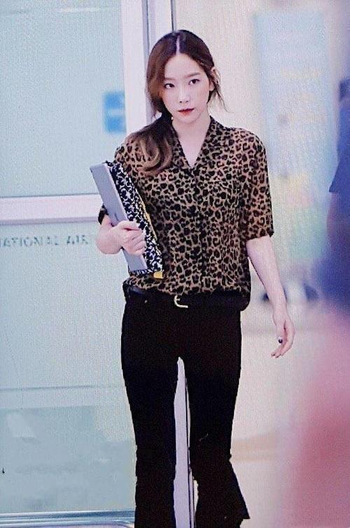 奚梦瑶身穿霸气豹纹衫，性感爆表！和李圣经，泰妍撞衫也丝毫不输