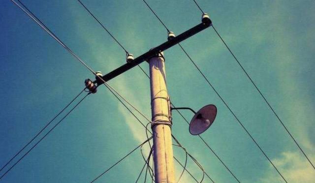  电线杆|栽在农民耕地里的电线杆，农民该不该要赔偿?看电力公司