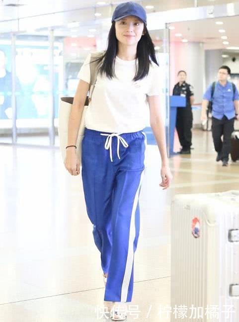 38岁董洁亮相机场，穿短裙少女感爆棚，腿细得赶上竹竿了
