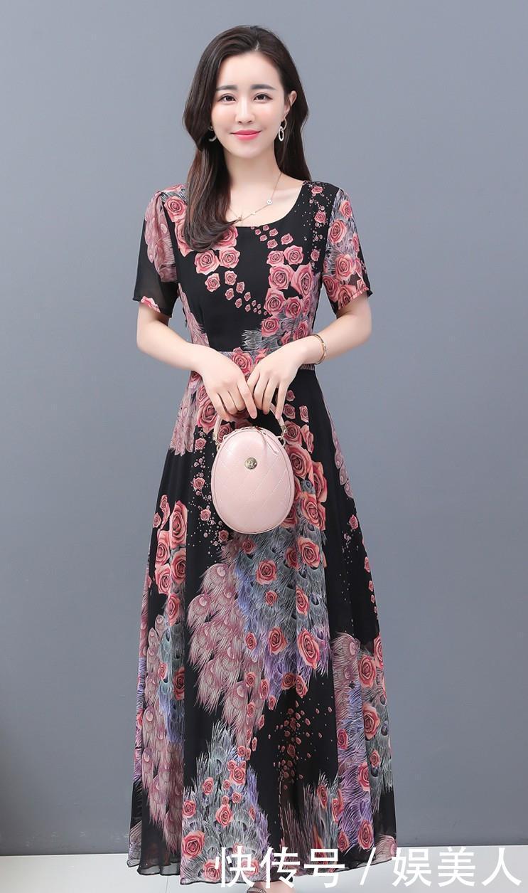 【气质】玫瑰印花复古连衣裙如何搭配?大裙摆+不对称点缀,彰显温婉气质