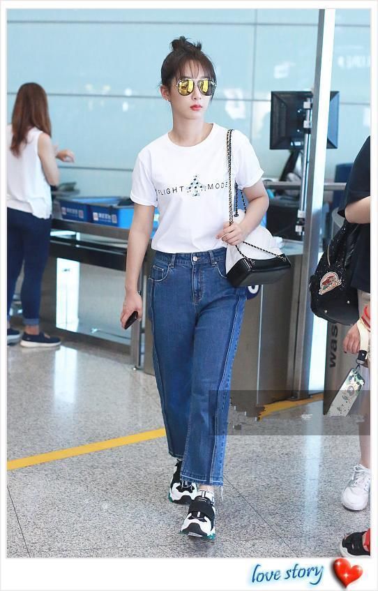 杨紫又胖了?直筒裤硬生生穿成紧身裤，网友:秦俊杰看了怎么想?