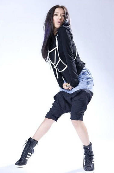 超女冠军江映蓉大变样，把自己整成了第二个Angelbaby引争议！