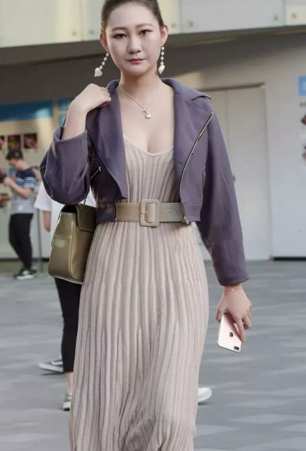 气质小姐姐穿搭抹胸连衣裙尽显女神气质，更具有美秀，秀丽端庄