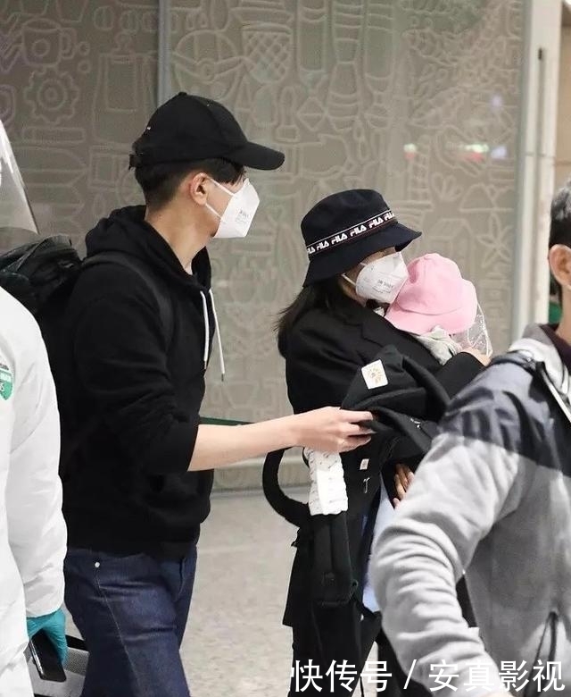  『时尚单品』高圆圆一家三口首亮相，高圆圆抱娃妈妈力max，赵又廷护妻甜到腻