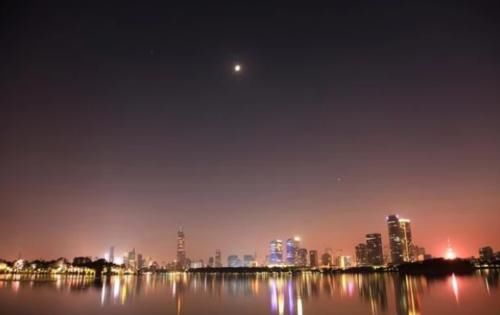  [青岛火车站]中国“最美的”两个火车站，一个出站能看到湖，一