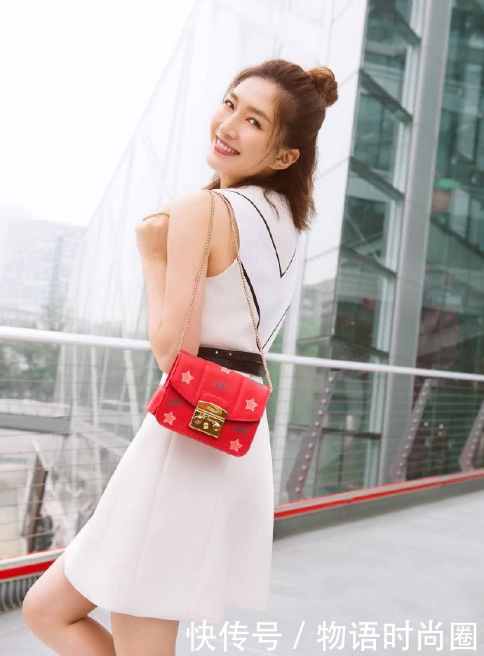 江疏影穿吊带裙玩性感，水桶腰实力抢镜，网友：不信她只有96斤！