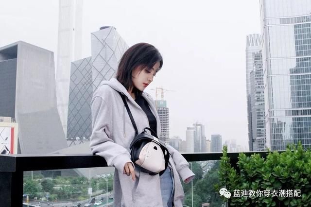 古力娜扎，张俪，王智最近曝光了一组街拍，印花吊带长裙