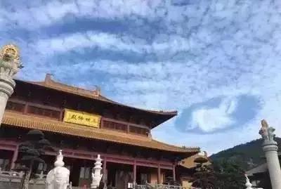 五台山显通寺上空出现光环 古人所说天降祥云和夜观天象有无根据