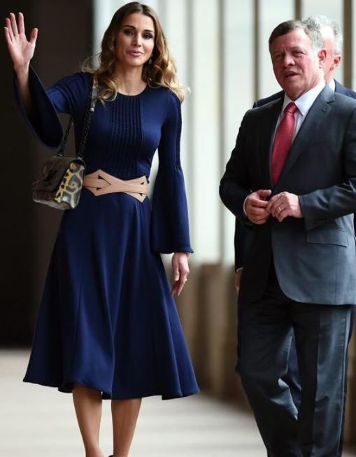 第一夫人穿连衣裙:西班牙王后气质爆棚，65岁法国夫人别样风情!