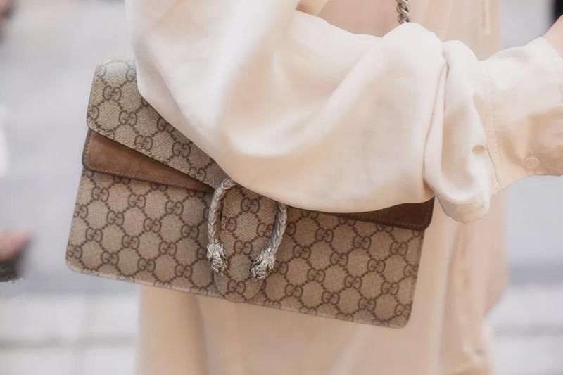 街拍武汉:抓住能够秀美腿的时光，肆意展现，第三位美女腿型太美