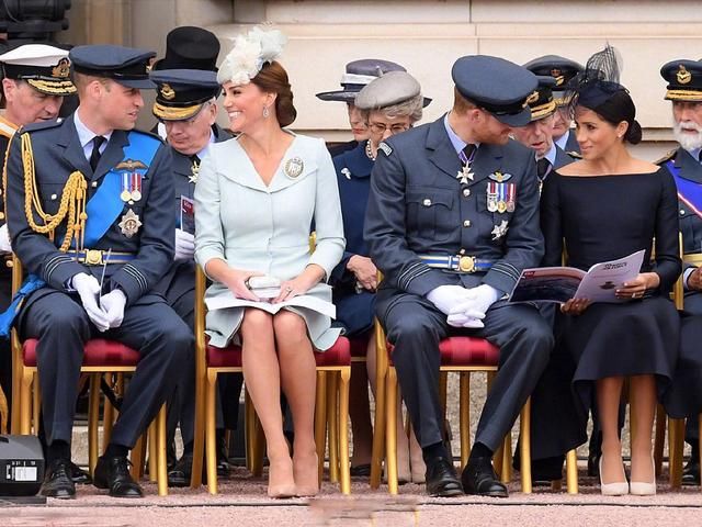 梅根同框凯特王妃,穿条一字肩连衣裙,网友:这回不输嫂子了!