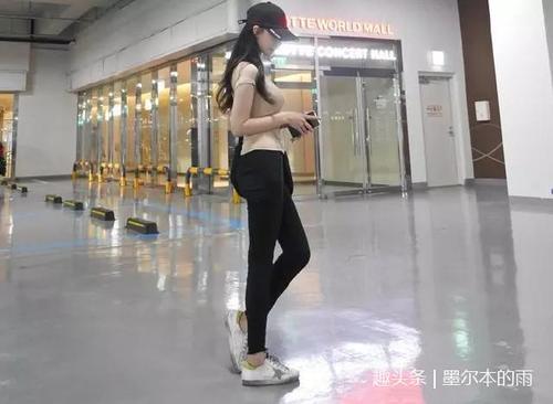 街拍：小姐姐牛仔裤出街，个性美观又不失性感，看上去很有女人味