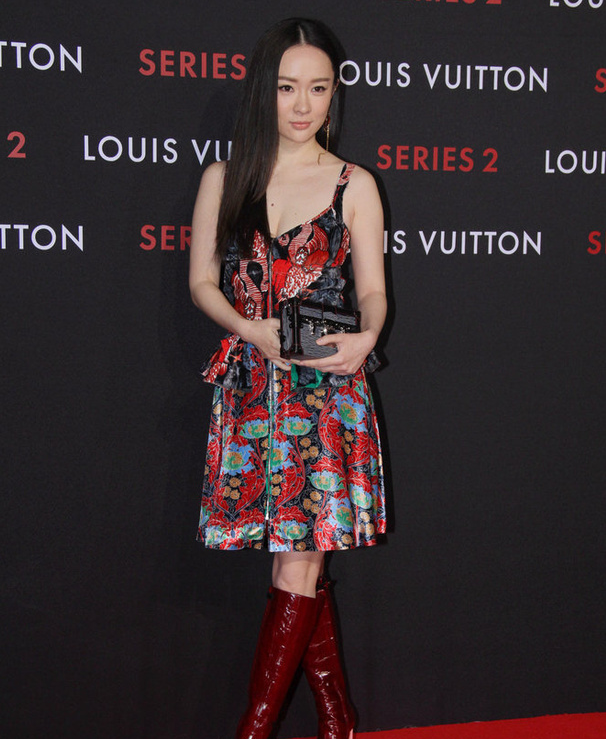 霍思燕真会穿，裙子只用两根细绳撑着，网友：充满女人味