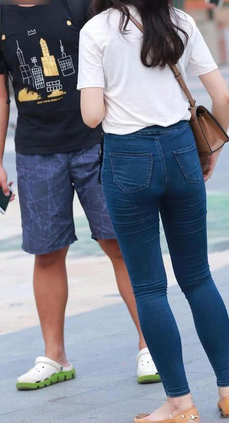 想让自己的背影变得迷人，只需要一条蓝色的紧身牛仔裤