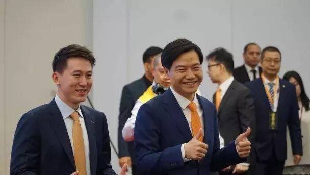 雷军上市敲钟穿得像新郎，画风喜庆我不敢看，史上最全敲钟攻略