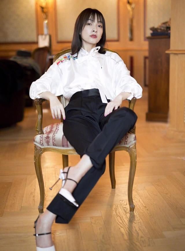 吴昕白色露肩礼服，优雅大方，网友视线却被逼到胸部旁边:肉真多