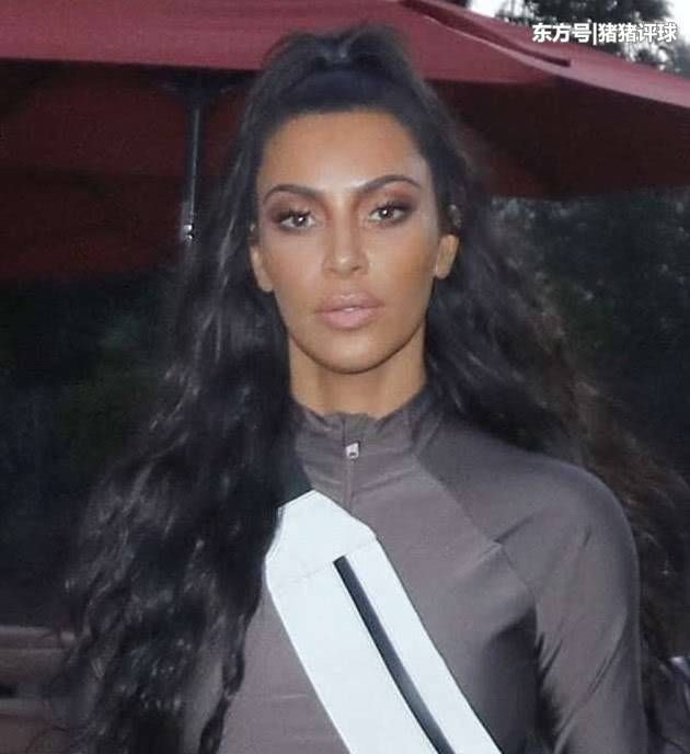 卡戴珊真高调!如此夸张的身材比例，偏偏爱穿紧身衣!