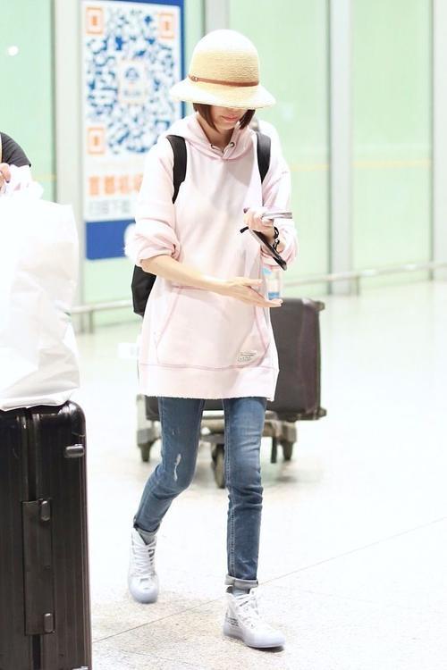 鲁豫终于胖一点了，都敢穿紧身裤了！这样打扮，看起来协调很多！