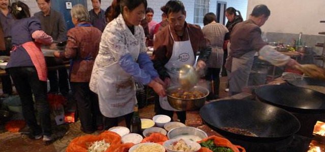  宴席|先看农村300元的酒席，再看城里2千元的酒席，看完就知道差