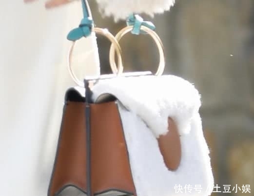  『棉服』今天穿什么丨棉服穿着不够保暖，今年冬天来件“羊羔绒”单品，时髦又高级