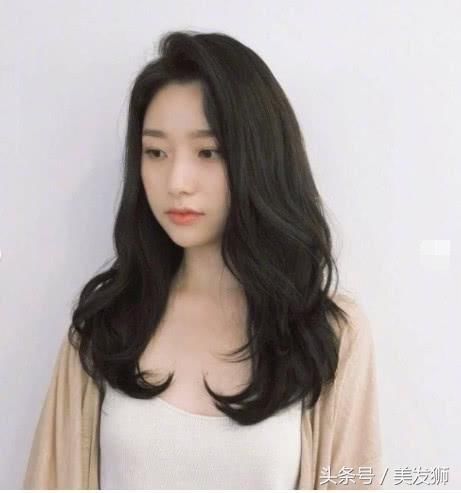 短发今年也out了，2018流行这款发型，谁做都很美