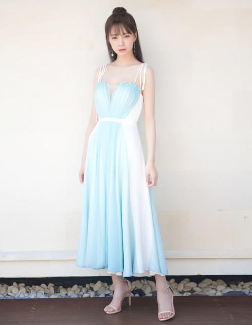 沈梦辰穿超短裤秀美腿，裤子破得像被刻意剪的，要能换双鞋更好！