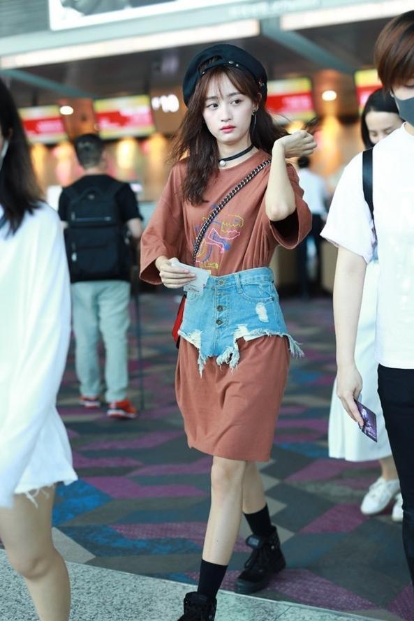 被黄婷婷雷到！穿男友裙外面再穿个牛仔裤头，网友：想把它扒下来