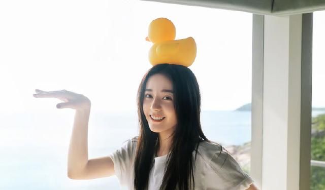 迪丽热巴新照，白色吊带裙似仙女，仙气十足，身材更是完美