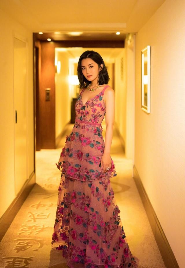 「 童颜」白色深V礼服令人惊艳，童颜女神皮肤白到发光，蔡卓妍太会穿