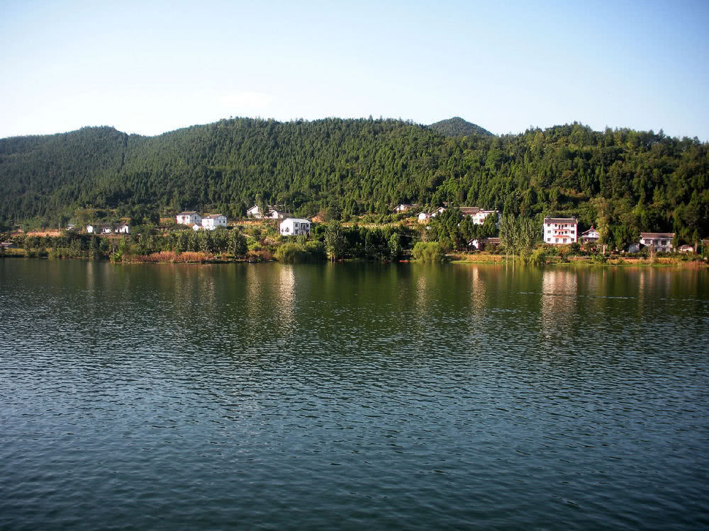 中国西南最大人工湖，有13亿立方米库容，是4A景区，全天开放