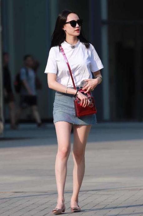 街拍:图一小姐姐害羞捂脸,娇羞的表情最让人心动