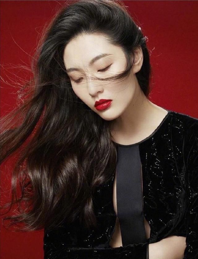  #代表#她是“高级脸”代表，身穿黑色亮闪丝绒连体裤，性感知性御姐范儿