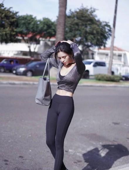 街拍：紧身裤美女简单的装扮，衬托出女神的魅力